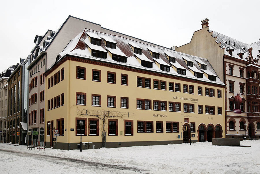 Bildlexikon Leipzig - Alte Nikolaischule im Winter | Das Team hinter BILDLEXIKON LEIPZIG bündelt historische wie aktuelle Informationen über die Stadt Leipzig in Text und Bild auf einer Plattform und stellt diese der interessierten Öffentlichkeit zur Verfügung.