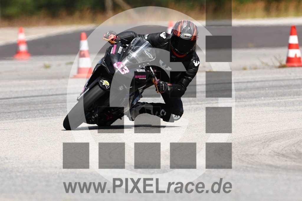 0063-20240805_01945 | Schöne Erinnerungen an spannende Momente - das festzuhalten ist unser Job. PIXELrace.de ist seit 2003 auf den Rennstrecken Europas unterwegs um die Action draußen beim Fahren und die wunderbare Stimmung imm Fahrerlager für euch einzufangen.