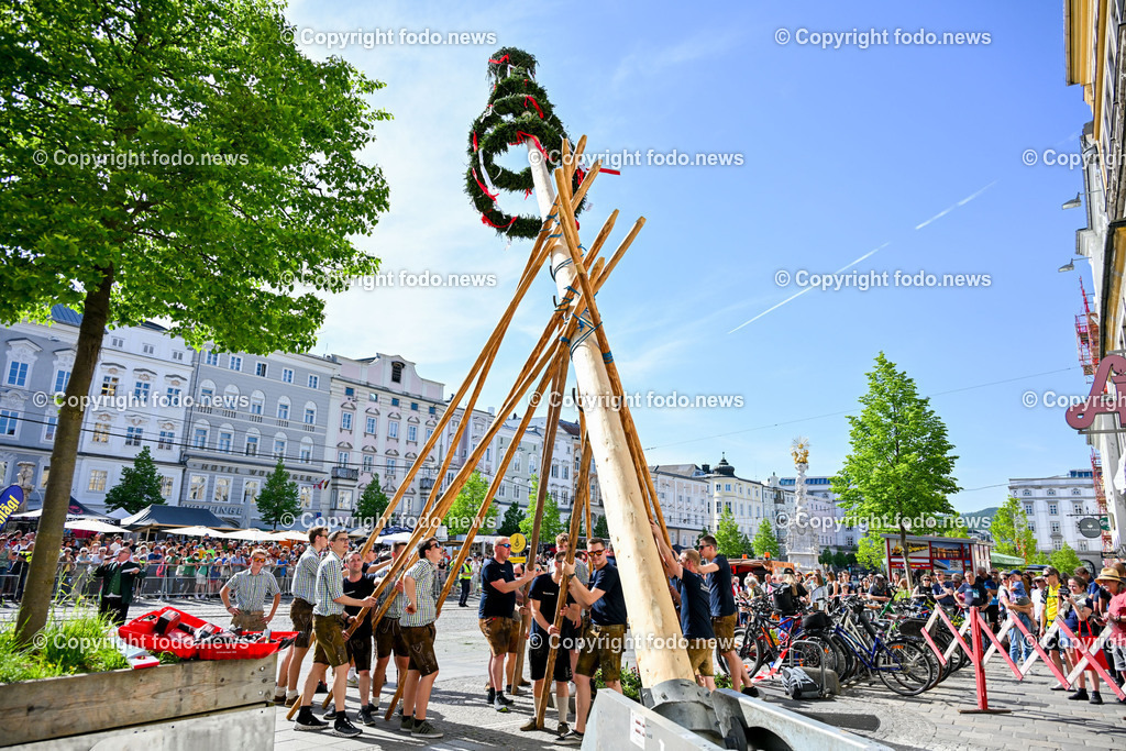 Hauptplatz Linz_ Aufstellen Maibaum 2024_ 30.04.2024-2 | 30.04.2024, Hauptplatz Linz, AUT, Aufstellen Maibaum 2024, im Bild aufstellen des Maibaum 2024 am Hauptplatz Linz