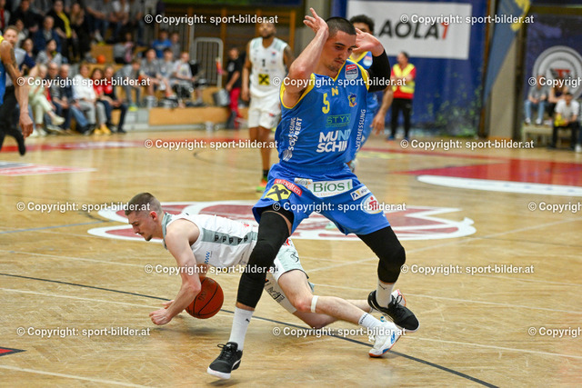 AUT, BSL, Basketball Flyers Wels vs SKN St.Poelten | 28.04.2023, Raiffeisen Arena Wels, AUT, BSL, Flyers Wels vs SKN St.Poelten, im Bild Gavrilo Tepic (Flyers) vs Philipp Jalalpoor (St.Poelten)


// BSL, Basketball Super League Match between Raiffeisen Flyers Wels and SKN St.Poelten in Wels, Austria on 2023/04/28