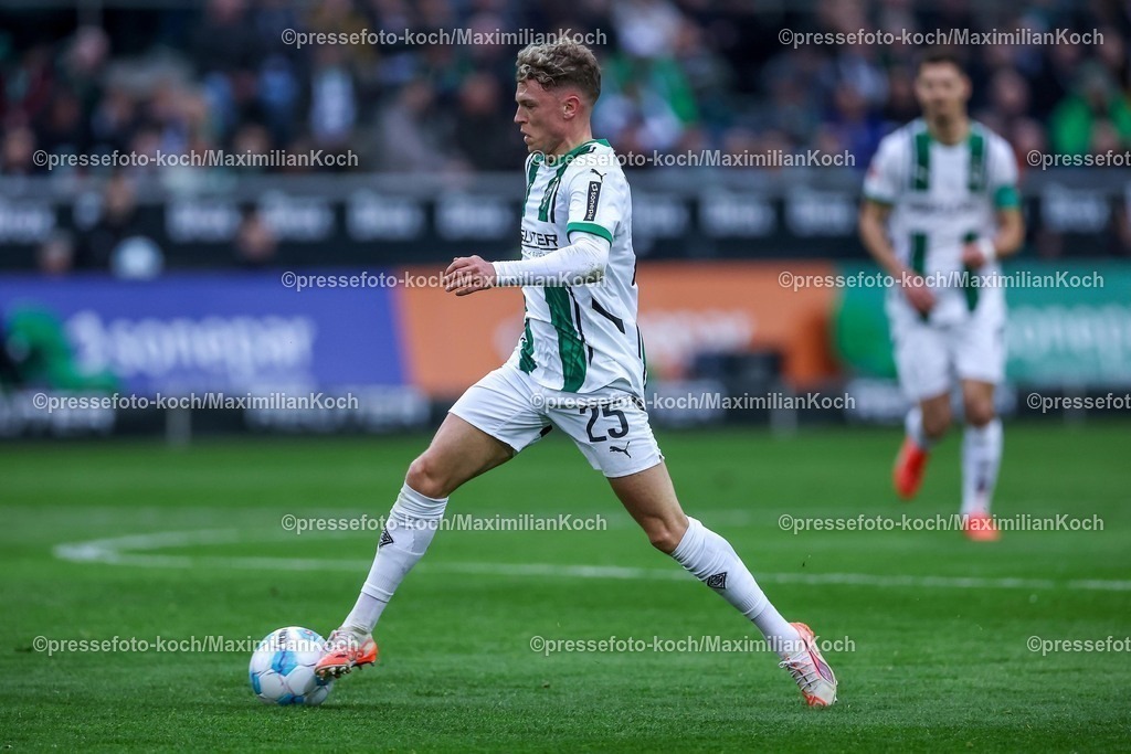 BMG21022502154 | 22.02.2025, Fußball, Borussia Mönchengladbach - FC Augsburg, 1. Fußball Bundesliga, Borussia-Park, Saison 2024 2025: Robin Hack (Mönchengl. #25)DFB regulations prohibit any use of photographs as image sequences and or quasi-video.