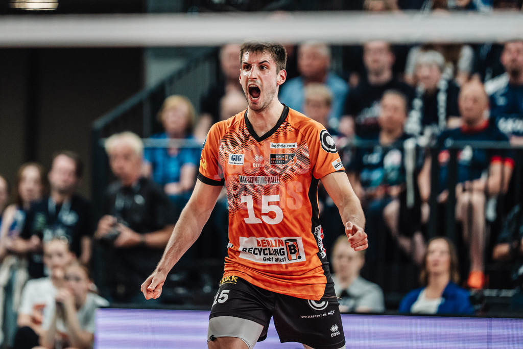 Volleyball | Herren | Saison 2024/2025 | 1. Volleyball Bundesliga Männer | Finale | SVG Lüneburg vs. BERLIN RECYCLING Volleys | 01.05.2025 | Moritz Reichert (#15, Berlin Recycling Volleys) jubelt
