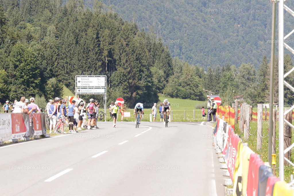 989_20230817_Bewerb_Maenner_Muehlanger | AUT - OESTERREICH, 2023-08-16: SPORT RENNRAD-FAHREN - 55. INTERNATIONALER RADWELTPOKAL IN ST. JOHANN IN TIROL  - Vintage-Radrennen mit WM-Bronze-Medaillen-Siegerin Christina Schweinberger, den Teilnehmer und Alexander Baumann (vom Orginastions-Team) - TAG 2 BEWERB MAENNER IN SECHS GRUPPEN  ; Foto: Roland Muehlanger