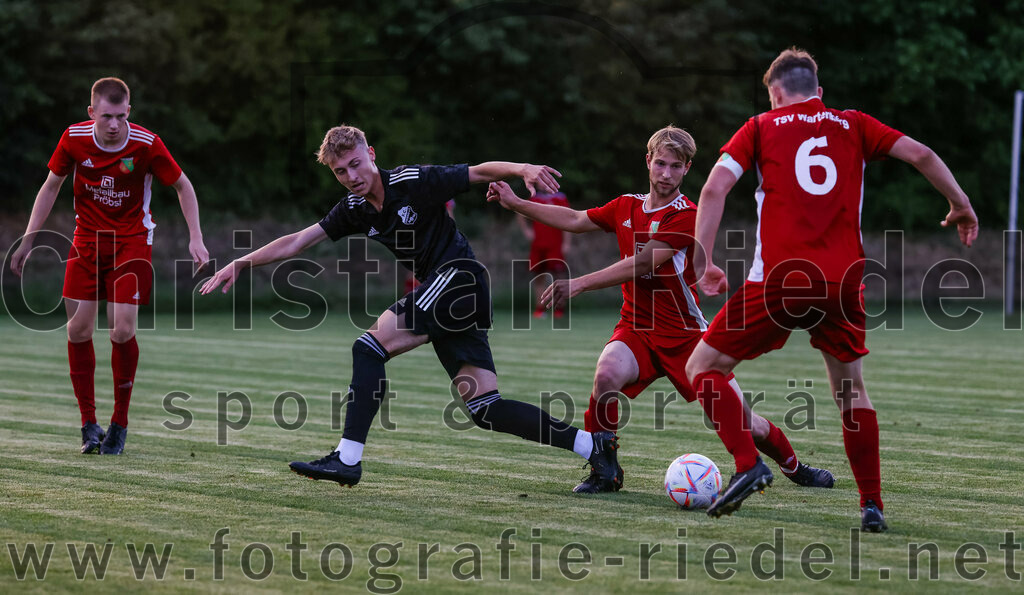 2023-07-20_040_FC_Finsing_gegen_TSV_Wartenberg | Finsing, Deutschland, 20.07.2023:
Fußball, Kreisliga 2023 / 2024, Testspiel, FC Finsing gegen TSV Wartenberg, Endergebnis: 1:0

Tim Schmolmann (TSV Wartenberg, #17), Tom Simml (FC Finsing, #11), Christian Angermaier (TSV Wartenberg, #18), Maximilian Kronseder (TSV Wartenberg, #6)

Foto: Christian Riedel / fotografie-riedel.net