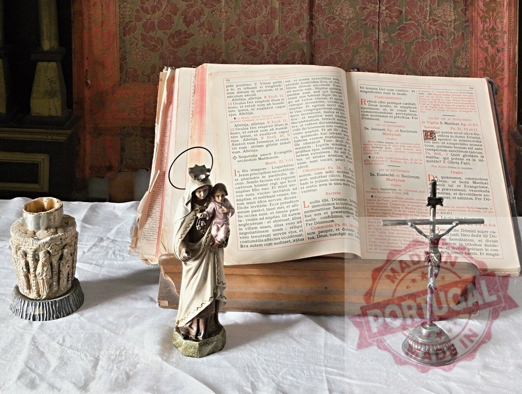 Open bible, crucifix and madonna with child statue resting on altar | Open bible, crucifix and madonna with child statue resting on white altar cloth in old church - Realisiert mit Pictrs.com