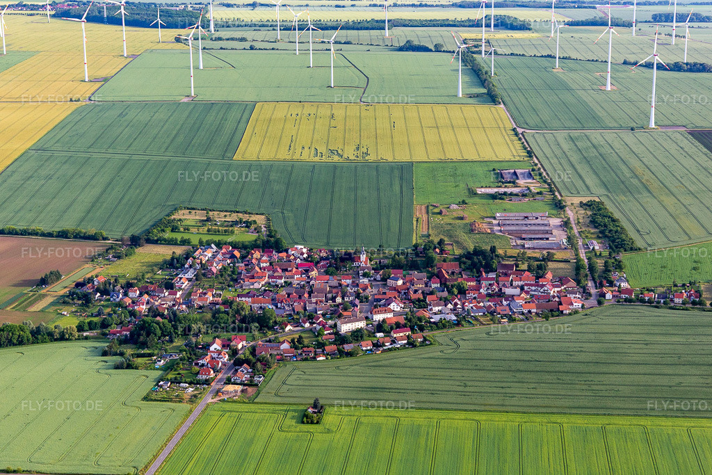 Luftbild: Windräder einer Windkraftwerks- Anlage auf landwirtschaftlichen Nutzflächen und Feldern am Rande des Siedlungsgebiet des Dorfes in Hochheim im Ortsteil Hochheim in Nessetal im Bundesland Thüringen in Deutschland. Foto: IMG_007645.jpg vom 15.06.2021 durch Werner Riehm/FLY-FOTO.de