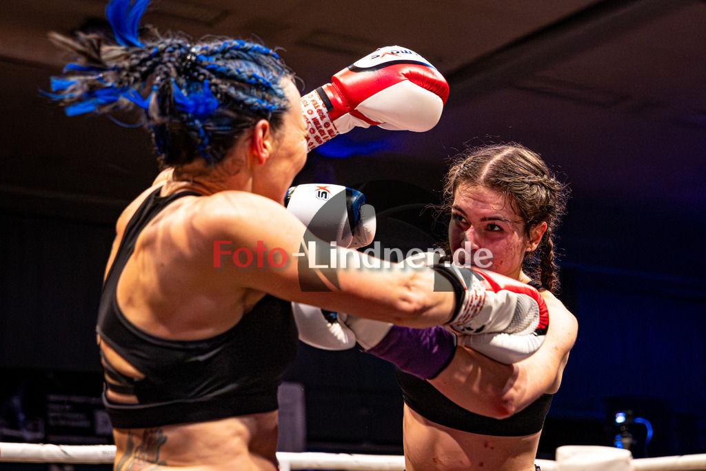 Alexandra Pasztor (Kickboxen Tutzing - blau) gegen Natascha Stark (MFA Penz - rot) | MFA Fight Night Lowkick bis 65kg Kampf 12, Alexandra Pasztor (Kickboxen Tutzing - blau) gegen Natascha Stark (MFA Penz - rot), 20251108,,2025-11-08 in Penzberg (Wellenberghalle Penzberg), Copyright: WolfgangxLindner www.foto-lindner.de