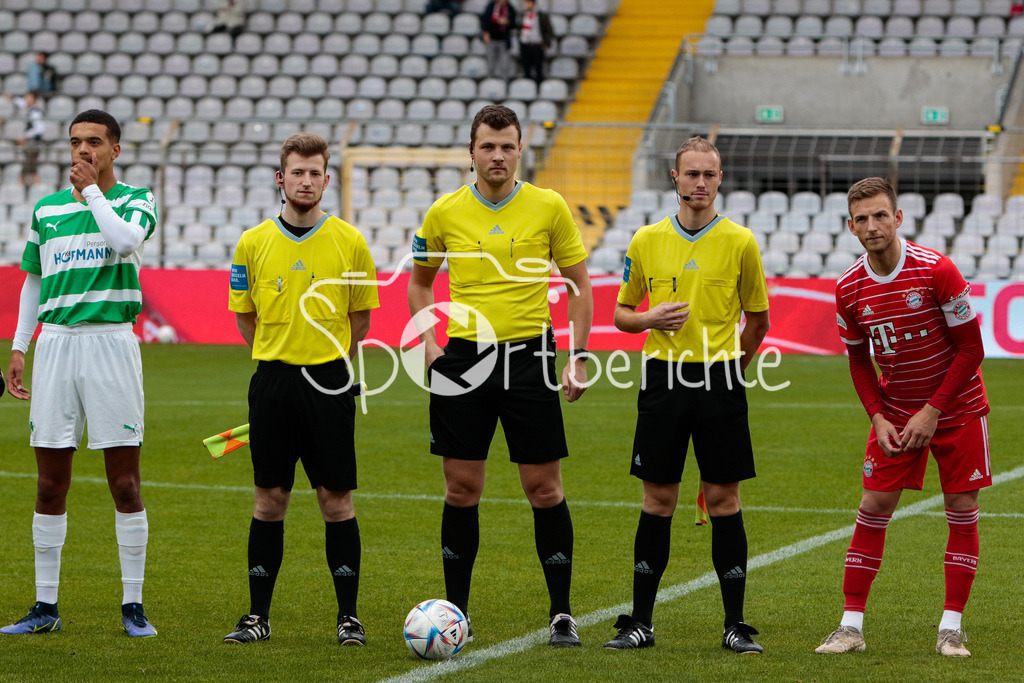 FC Bayern Amateure - SpVgg Greuther Fuerth II | Maximilian Dietz (SpVgg #21) / Philipp Ettenreich, Jan Niklas Eichholz und Schiedsrister Elias Tiedeken / Timo Kern #FCB #10)