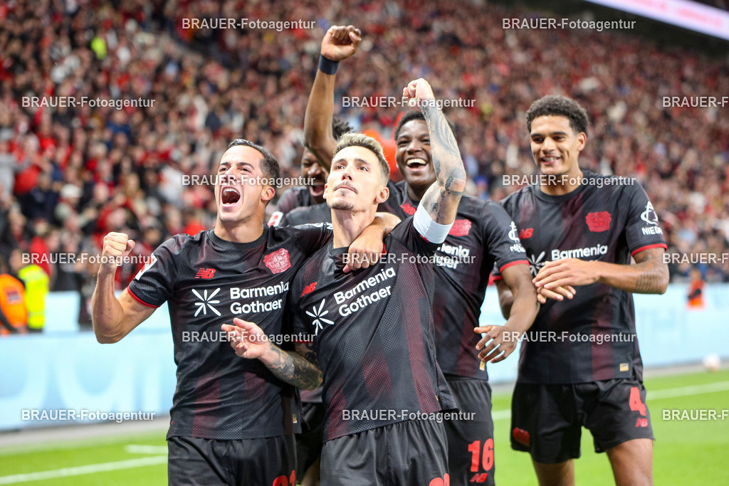 Bayer 04 Leverkusen vs Eintracht Frankfurt - Bundesliga  | Leverkusen, Deutschland, 12.09.25:   Alejandro Grimaldo (Bayer 04 Leverkusen) Torjubel, jubelt mit seiner Mannschaft nach dem Treffer zum 3:1 waehrend des Spiels der Bundesliga zwischen  Bayer 04 Leverkusen vs Eintracht Frankfurt in der BayArena(Foto von Brauer-Fotoagentur / Adrian Schlueter)