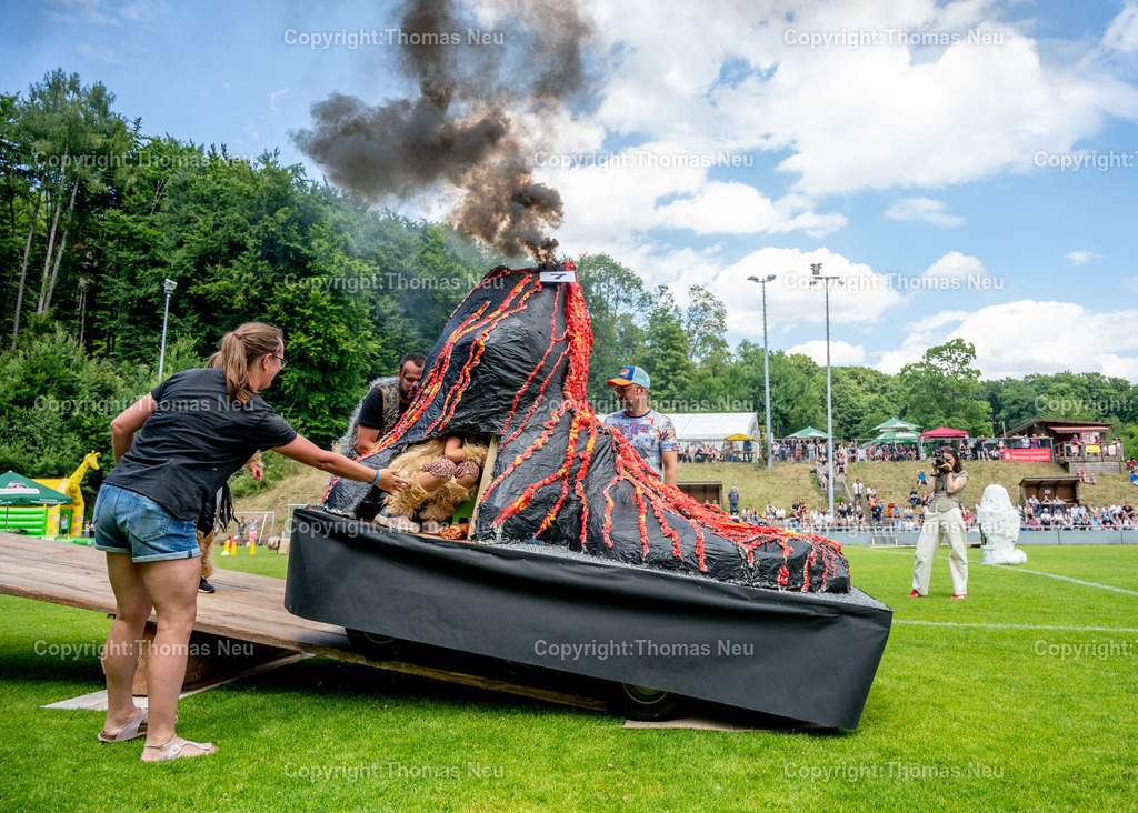 DSC_6519 | bli, Wintrerkasten ,Scheeserennen 2025,  Tolle Nummer waren die Steinzeit Ladies , unterstützt von ihrem Vater, Bild: Thomas Neu
