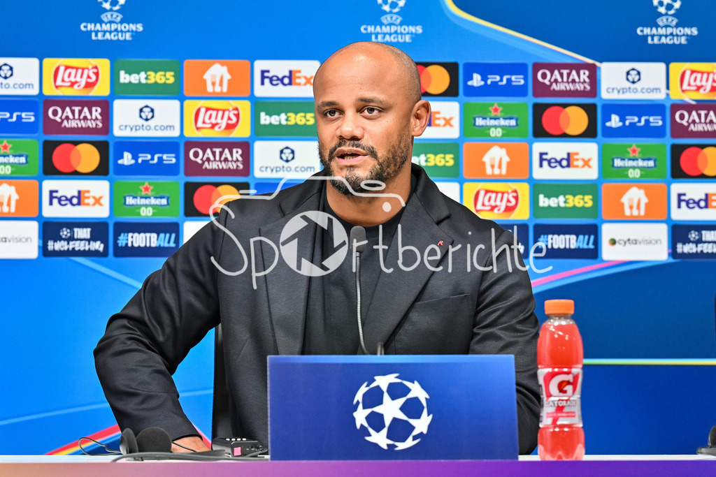 Paphos FC - FC Bayern München | im Bild Vincent KOMPANY Trainer FC Bayern Muenchen auf der Pressekonferenz vor dem Spiel in Pafos / Einzelfoto / Freisteller