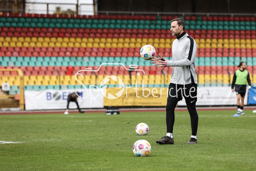 VSG Altglienicke - Viktoria Berlin | Viktoria Berlin Torwarttrainer Daniel HAAS in Aktion vor der Partie