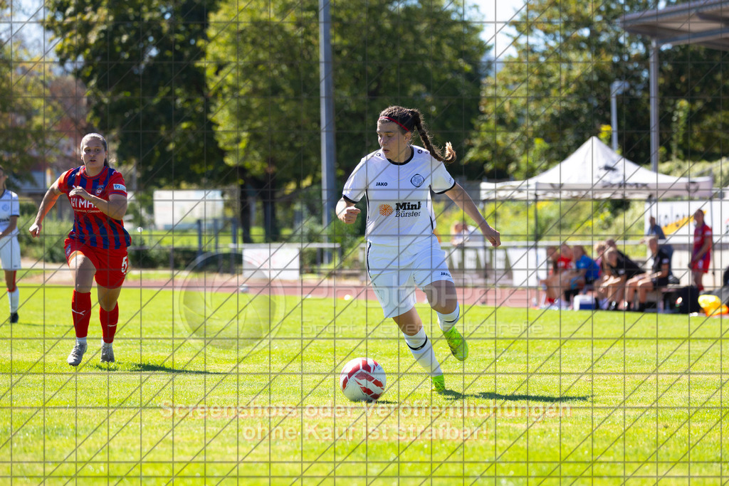 20260906_123444_0295_(c)_by_PhotoPeet | #,1.FC Donzdorf (weiß) vs. 1.FC Heidenheim 1846 (rot), Fußball, Frauen-Verbandspokal Gruppe 2, 2. Runde, Saison 2026/2027, Rasenplatz Lautertal Stadion, Süßener Straße 16, 73072 Donzdorf, 06.09.2026 - 11:00 Uhr,Foto: PhotoPeet / Sport- &amp; Eventfotografie / Peter Harich