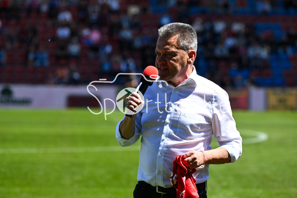 SpVgg Unterhaching - Arminia Bielefeld | im Bild Manfred SCHWABL vor dem Heimspiel gegen Bielefeld / Einzelfoto / Freisteller / 3. Liga: SpVgg Unterhaching - Arminia Bielefeld, Uhlsport Park am 11.05.2025