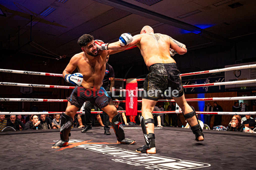 Daniell Sengül (Sportclub Allgäu) blau gegen Niklas Haeggberg (Kampfsport Kosaric) rot | MFA Fight Night K1 +91kg Kampf 10, Daniell Sengül (Sportclub Allgäu) blau gegen Niklas Haeggberg (Kampfsport Kosaric) rot, 20251108,,2025-11-08 in Penzberg (Wellenberghalle Penzberg), Copyright: WolfgangxLindner www.foto-lindner.de