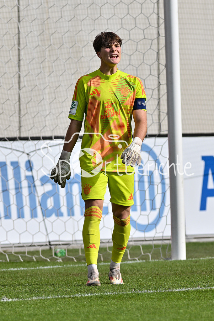 FC Bayern München U19 - SpVgg Unterhaching U19 | Im Bild  Leon KLANAC (FC Bayern München #1) / Freisteller / Einzelfoto