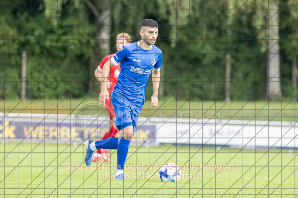 20250824_161901_0239 | #,1.FC Eislingen (blau) vs. MTV Stuttgart (rot), Fussball, Landesliga 2 - wfv, 02. Spieltag, Saison 2025/2026, Rasenplatz, Eichbachstation, Haldenstraße, 73054 Eislingen, 24.08.2025 - 15:00 Uhr,Foto: PhotoPeet-Sportfotografie/Peter Harich