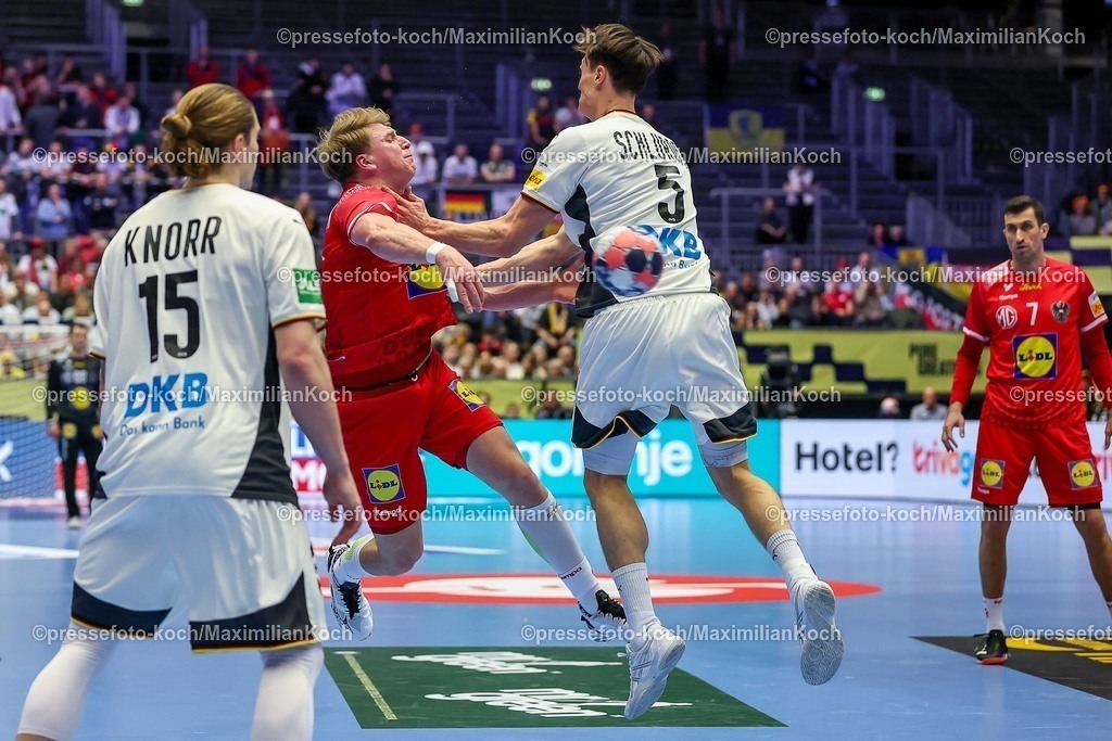 EHF15012602059 | 15.01.2026, Handball, Men's EHF EURO 2026, Deutschland - Östereich, Jyske Bank Boxen in Herning, Dänemark, Preliminary Round:  Lukas Hutecek (Austria #72) im Zweikampf gegen   Miro Schluroff (Germany #05) 