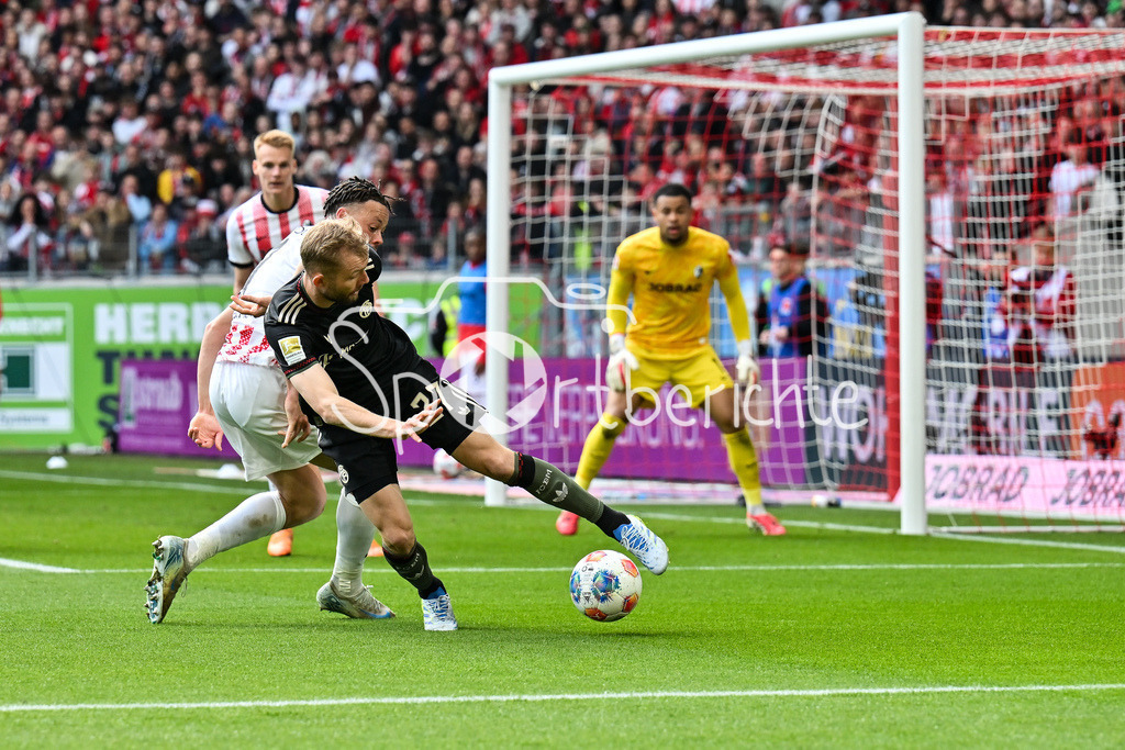 SC Freiburg - FC Bayern München | FREIBURG, GERMANY - 04. APRIL: im Duell Derry Lionel SCHERHANT (SC Freiburg 7) und Konrad LAIMER (FC Bayern Munich 27) während dem Bundesligamatch zwischen dem SC Freiburg und dem FC Bayern München am 28. Spieltag im Europa-Park Stadion / DFL REGULATIONS PROHIBIT ANY USE OF PHOTOGRAPHS AS IMAGE SEQUENCES AND/OR QUASI-VIDEO