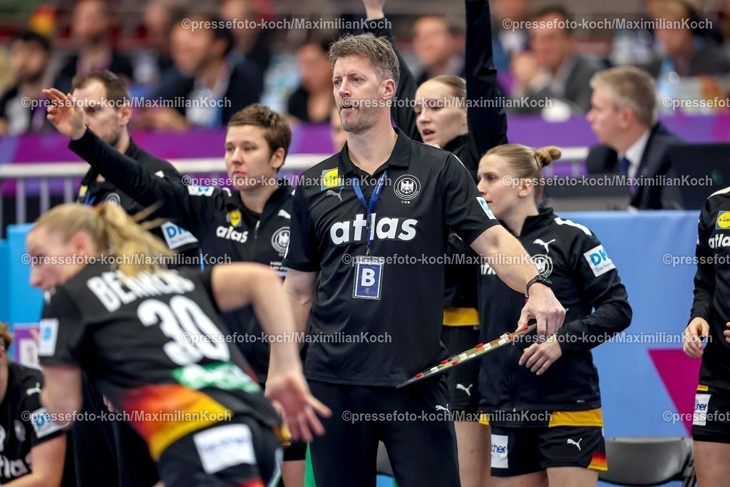 IHF09122501053 | 09.12.2025, Handball WM Frauen, Viertelfinale, Deutschland - Brasilien, 27th IHF Women's Handball World Championship, Westfalenhalle Dortmund: Nationaltrainer Markus Gaugisch (GER #hc) mit Taktikboard am Spielfeldrand 