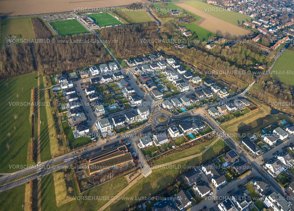 Neukirchen-Vluyn260101266 | Luftbild, Einfamilienhäuser Reihenhaus Neubaugebiet Dicksche Heide, Niederberg Park und Kreisverkehr, KiTa Sternchen Niederberg, oben Fußballstadion FC Neukirchen-Vluyn 09/21 e.V., Neukirchen, Neukirchen-Vluyn, Ruhrgebiet, Nordrhein-Westfalen, Deutschland