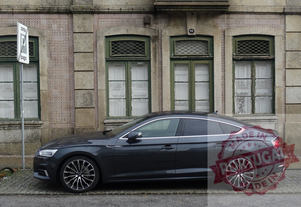 Audi A5 Sportback parking on european street | Dark grey Audi A5 Sportback car parked on a European street with old tiled building - Realisiert mit Pictrs.com