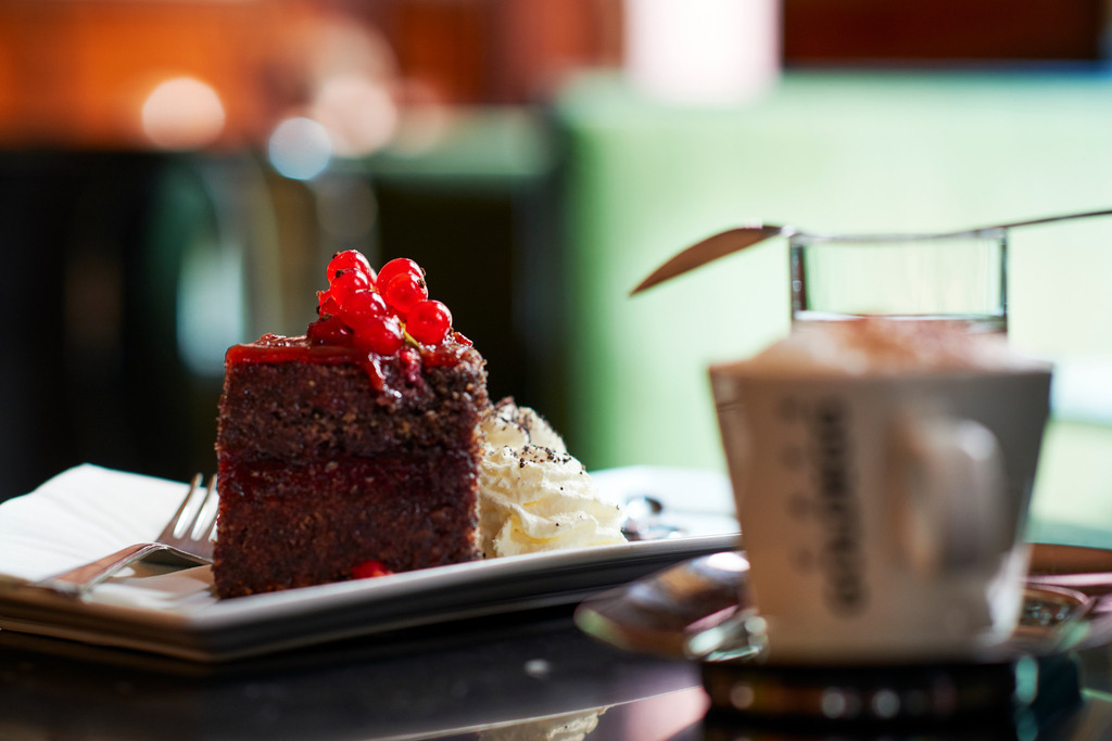 Cafe Goldegg | Wien, Austria - August 29, 2017: Cafe Goldegg, eine garnierte Mohntorte mit Melange steht auf dem Tisch. - Realisiert mit Pictrs.com