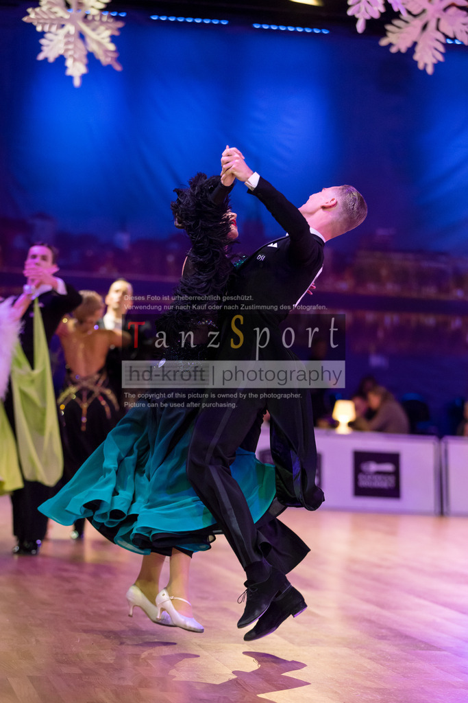 20241215_WDSF_Int_Open_Std-Riga-9363 | Tanzsportbilder, Standardtanz, Lateintanz, WDSF, DTV, LTVB, dancecomp, goc, hessen tanzt, blaues band der spree, walzer, tango, wiener walzer, slowfox, quickstepp, samba, rumba, cha-cha-cha, paso doble. jive, hd-kroft photography, turniertanzsport