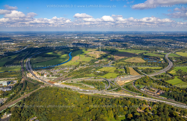Duisburg241004443 | Luftbild, Großbaustelle Autobahnkreuz Kaiserberg der Autobahnen A40 und A3, Autobahnbrücken und Eisenbahnbrücken, Fluss Ruhr und Ruhrauen, Deponie Kolkerhofweg und Energiepark Styrumer Ruhrbogen mit Windrad, Fernsicht und blauer Himmel mit Wolken, Duissern, Duisburg, Ruhrgebiet, Nordrhein-Westfalen, Deutschland