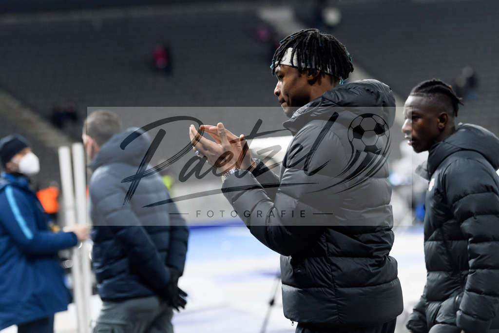 BSCRBL20220220_102 | Fussball, Herren: Mohamed Simakan (RB Leipzig) gestikuliert, Gestik bei dem Spiel der 1. Bundesliga zwischen Hertha BSC und RB Leipzig im Olypiastadion am 20.02.2022 in Berlin, Deutschland.DFB / DFL REGULATIONS PROHIBIT ANY USE OF PHOTOGRAPHS AS IMAGE SEQUENCES AND/OR QUASI-VIDEO. - Realisiert mit Pictrs.com