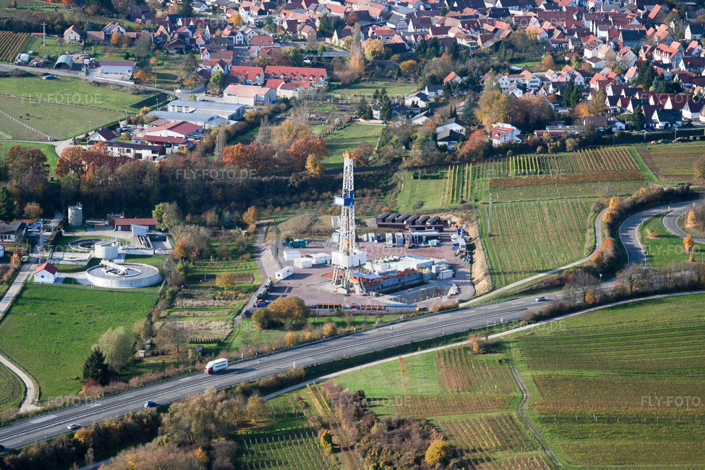 Bohrturm am Geothermiekraftwerk  Insheim | Luftbild: Bohrturm am Geothermiekraftwerk  Insheim in Insheim im Bundesland Rheinland-Pfalz in Deutschland. Foto: IMG_14514.jpg vom 08.11.2008 durch Werner Riehm/FLY-FOTO.de - Realisiert mit Pictrs.com