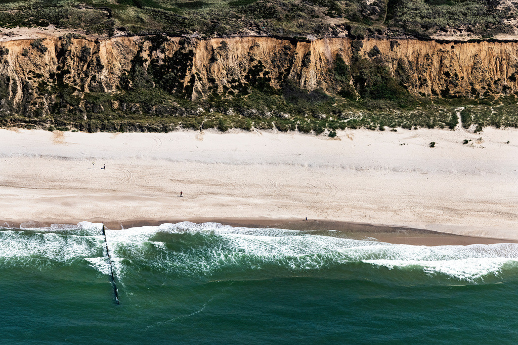 dr__0039542.jpg | KAMPEN (SYLT) 23.07.2019 Küsten- Landschaft am Sandstrand in Kampen (Sylt) im Bundesland Schleswig-Holstein, Deutschland. // Coastline on the sandy beach in Kampen (Sylt) in the state Schleswig-Holstein, Germany. Foto: Daniel Reiter