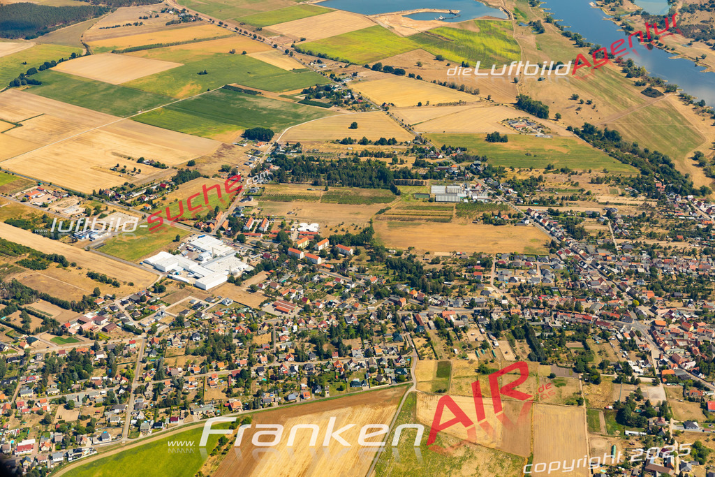 Aktuelles Luftbild von  Rogätz - Die Luftaufnahme wurde 2022 mittels UL-Flugzeug erstellt ( keine Drohne ) - hochauflösende Kamera-Systeme von  Canon -Beste Qualität - Für grossformatige Ausdrucke geeignet. Die Geschenkidee !