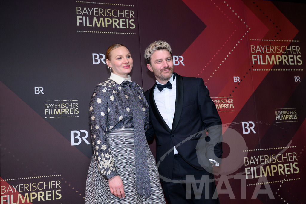 _DWI5365 | Friedrich Mücke und Rosalie Thomass bei der Verleihung des 47. Bayerischen Filmpreises 2026  im Prinzregententheater. München, Deutschland. Der Bayerische Filmpreis wird seit 1979 von der Bayerischen Staatsregierung verliehen, um die Bedeutung des Kinofilms als Kulturgut herauszustellen - Realisiert mit Pictrs.com