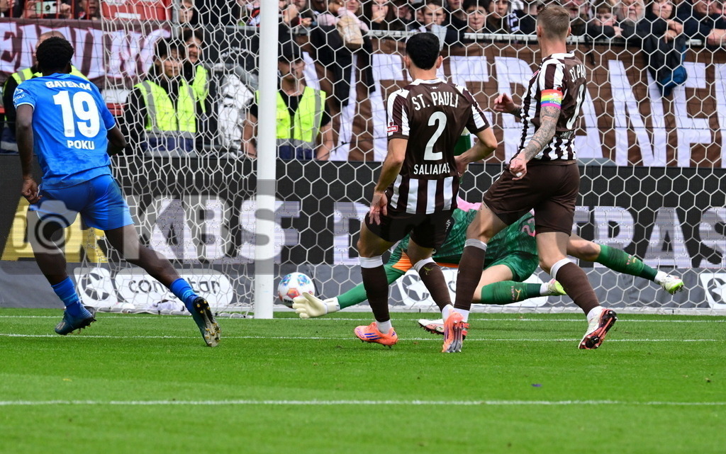 KBS Picture_FCStPauli-Bayer04Leverkusen_015 | v.l. Poku Ernest (Bayer04Leverkusen) macht hier das 2:1 gegen Vasilj Nikola (St.Pauli) ,Sportplatz :  Millerntor Stadion, - Realisiert mit Pictrs.com