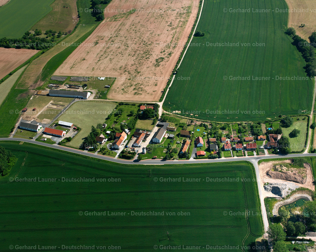 2634509 | OBERORSCHEL 09.06.2006 Landwirtschaftliche Nutzflächen und Feldgrenzen  umsäumen das Siedlungsgebiet des Dorfes in Oberorschel im Bundesland Thüringen, Deutschland // Agricultural land and field boundaries surround the settlement area of the village  in Oberorschel in the state Thuringia, Germany Foto: Gerhard Launer