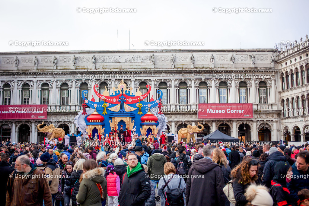 Venedig_ Stadtansichten_ Karneval_ 11.02.2024-10 | 11.02.2024, Italien, ITA, Venetien, Venedig, im Bild Venedig, Stadtansichten, Touristen, Reisefeature, Karneval, Reise, Venedig, Venezia, Venetien, Stadtansicht, Campanile, Canale Grande, Markusplatz, Markuskirche, Touristen, Gendel, Gondolere, Faehre, Motorboot, Wassertaxi, Vaporetto, Adria, Lagune, Pfahlbauten, Bruecke, Rialtobruecke, La Gondola, Dogenpalast, Italien, Hochwasser, Creativ, Kreativ
