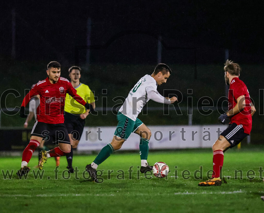 2023-11-17_082_FC_Schwaig_gegen_SpVgg_Feldmoching | Oberding, Deutschland, 17.11.2023:
Fußball, Landesliga Südost 2023 / 2024, 21. Spieltag, FC Schwaig gegen SpVgg Feldmoching, Endergebnis: 1:1

Dogukan Numcu (SpVgg Feldmoching, #8), Vincent Sommer (FC Schwaig, #10), Mario Ljubicic (SpVgg Feldmoching, #16)

Foto: Christian Riedel / fotografie-riedel.net
