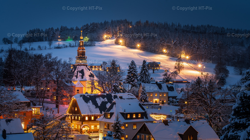 Illuminated houses and church in Seiffen at Christmastime. Saxony, Germany | Illuminated houses in Seiffen at Christmastime. Saxony, Germany