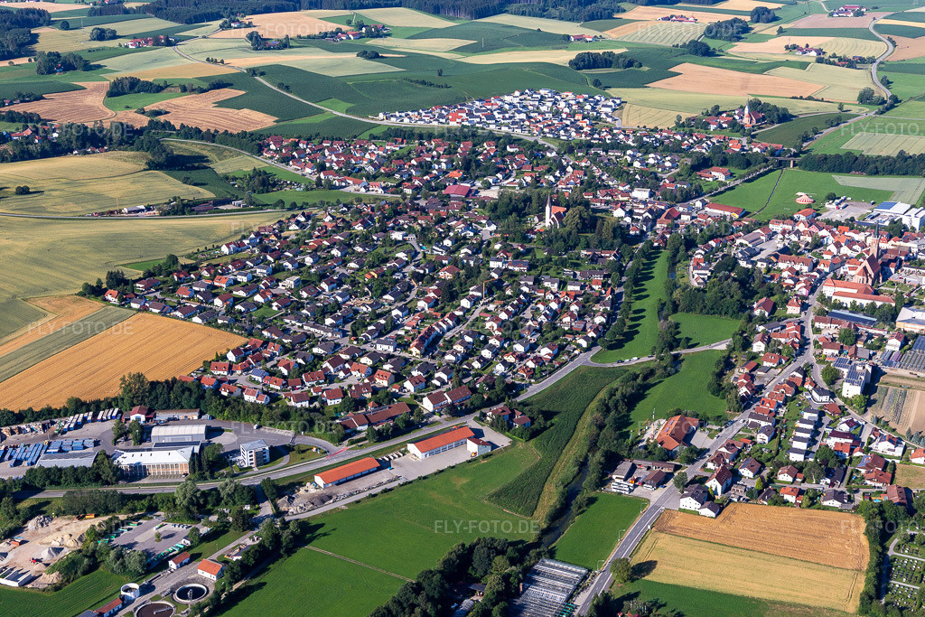 Luftbild:  in Geisenhausen im Bundesland Bayern in Deutschland. – Foto: IMG_133040.jpg vom 03.07.2022 durch Werner Riehm/FLY-FOTO.de – Auflösung des Originals: 5472 x 3648 px – Markt Geisenhausen - Gemeinde Geisenhausen