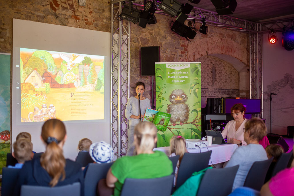 Kinderbuchlesung im Forte Belvedere Leisnig | Kinderbuchlesung der Kleine Spatz und das Ungeheuer mit Böhm & Böhm im Forte Belvedere Leisnig zum Festival Hallo Leisnig 2022. - Realisiert mit Pictrs.com
