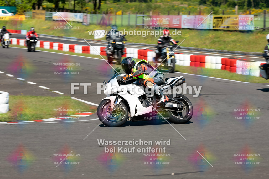 Moto-TeamOBK-21622 | Hier findet Ihr Bilder von Touristenfahrten auf der Nürburgring Nordschleife oder von anderen Veranstaltungen die ich besucht habe. Viel Spass beim Durch Schauen 