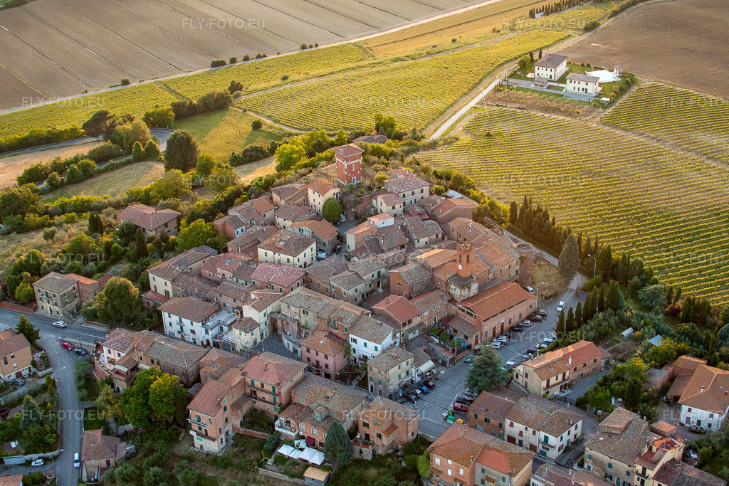 Vue aérienne: Avec des vignobles à le quartier Valiano in Montepulciano dans le département Siena, Italie. Photo: IMG_28374.jpg prise le 02/06/2010 par Werner Riehm/FLY-FOTO.eu – Résolution de l'original: 4400 x 2933 px