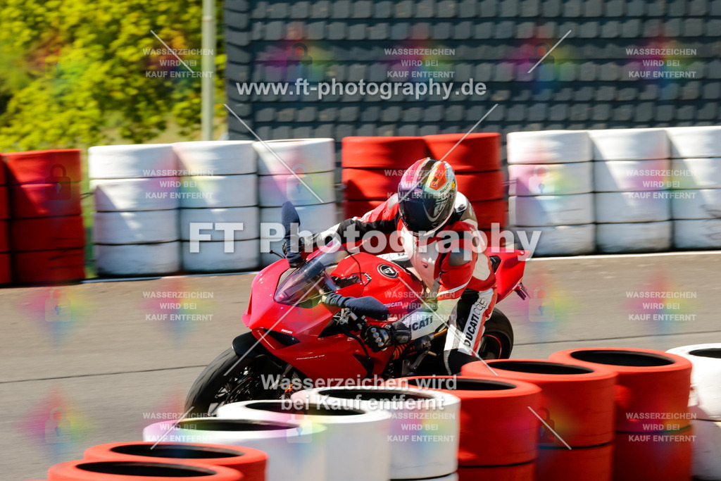 Moto-TeamOBK-21958 | Hier findet Ihr Bilder von Touristenfahrten auf der Nürburgring Nordschleife oder von anderen Veranstaltungen die ich besucht habe. Viel Spass beim Durch Schauen 