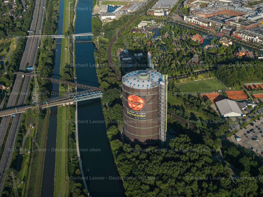 2996192 | OBERHAUSEN 25.08.2021 Sanierung des ehemaligen Scheibengasbehälter und Industriedenkmal der " Gasometer Oberhausen GmbH " in der Arenastraße in Oberhausen im Bundesland Nordrhein-Westfalen. Weiterführende Informationen bei: Gasometer Oberhausen GmbH,  Gloser GmbH,  Ingenieurbüro Schaluschke,  Lindner Lohse Architekten BDA PartG mbB,  PERI GmbH Schalung Gerüst Engineering. // gas tank serves as an industrial monument "Gasometer Oberhausen GmbH" and an exhibition at the Arenastrasse in Oberhausen in North Rhine-Westphalia. Further information at: Gasometer Oberhausen GmbH,  Gloser GmbH,  Ingenieurbuero Schaluschke,  Lindner Lohse Architekten BDA PartG mbB,  PERI GmbH Schalung Geruest Engineering. Foto: Gerhard Launer