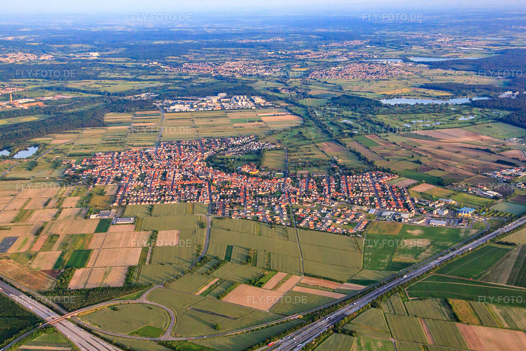 Luftbild: Ortsansicht von Norden im Ortsteil Rot in St. Leon-Rot im Bundesland Baden-Württemberg in Deutschland. Foto: IMG_66424.jpg vom 30.05.2014 durch Werner Riehm/FLY-FOTO.deAuflösung des Originals: 4752 x 3168 px