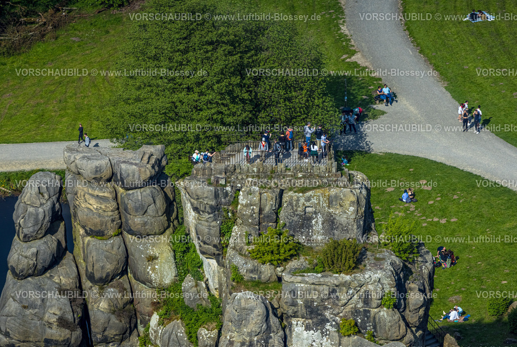 Horn-BadMeinberg240505911Externsteine | Luftbild, Externsteine, historische Sehenswürdigkeit im NSG Naturschutzgebiet, markante Felsformation mit Besucher Plattform, Oberer See mit Fluss Wiembecke und  Liegewiese mit Besuchern, Teutoburger Wald, Holzhausen-Externsteine, Horn-Bad Meinberg, Ostwestfalen, Nordrhein-Westfalen, Deutschland