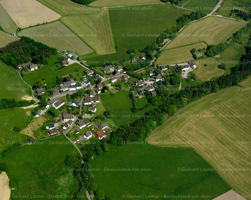 2632010 | WILLERTSHAGEN 25.08.2016 Landwirtschaftliche Nutzflächen und Feldgrenzen  umsäumen das Siedlungsgebiet des Dorfes in Willertshagen im Bundesland Nordrhein-Westfalen, Deutschland // Agricultural land and field boundaries surround the settlement area of the village  in Willertshagen in the state North Rhine-Westphalia, Germany Foto: Gerhard Launer