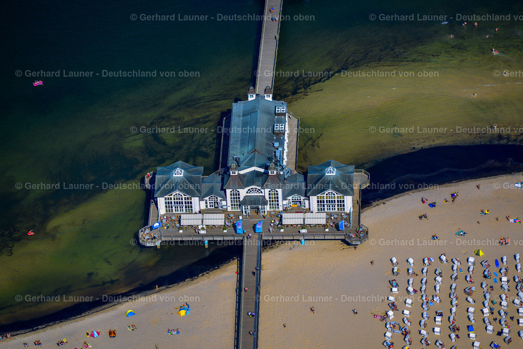 3637806 | SELLIN 25.08.2016 Konstruktion der Seebrücke über der Wasseroberfläche in Sellin an der Ostseeküste im Bundesland Mecklenburg-Vorpommern, Deutschland. Weiterführende Informationen bei: Seebrücke Sellin. // Construction of the pier above the water surface in Sellin on the Baltic Sea coast in the state of Mecklenburg-West Pomerania, Germany. Further information at: Seebruecke Sellin. Foto: Gerhard Launer