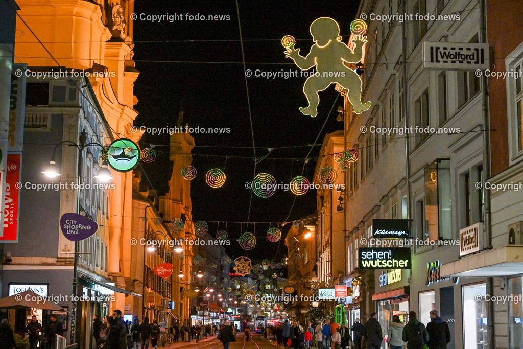 Weihnachtsmarkt_ Linz_ 22.11.2023-20 | 22.11.2023, Landstrasse Linz, AUT, Weihnachten 2023, im Bild Weihnachtsbeleuchtung, Weihnachten, Shopping, Einkauf, Geschenke, Menschen, Adventszeit, Advent, Freude, Dekoration